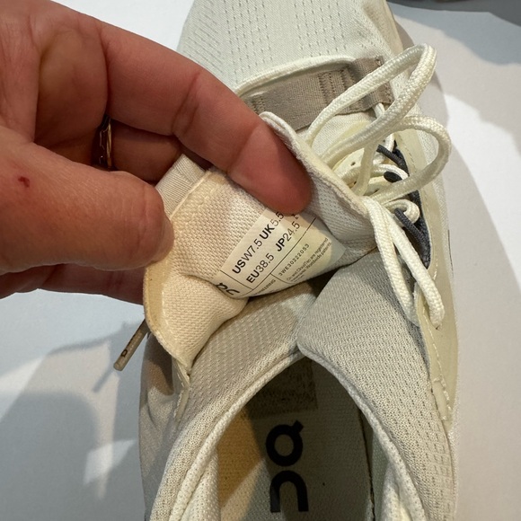On Running Cream Sneakers 7.5 - Picture 2 of 4